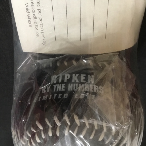 Limited Edition - Cal Ripken Baseball and a 3 ball holder (1995) - Picture 9 of 9